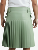 Kilt in pelle pieghettato verde chiaro con passanti cintura e cinghie laterali