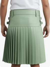 Kilt in pelle pieghettato verde chiaro con passanti cintura e cinghie laterali