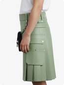 Kilt in pelle pieghettato verde chiaro con passanti cintura e cinghie laterali