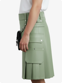 Kilt in pelle pieghettato verde chiaro con passanti cintura e cinghie laterali