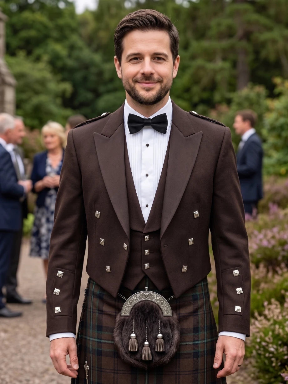 Giacca Kilt Prince Charlie Marrone con Risvolti in Raso e Bottoni Quadrati Argento