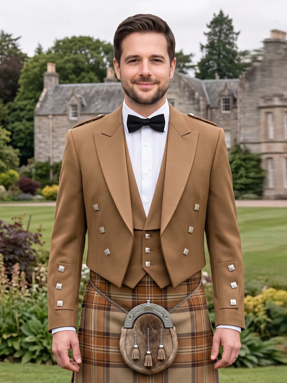 Giacca Kilt Prince Charlie Color Tan con Revers in Raso e Bottoni Quadrati Argento
