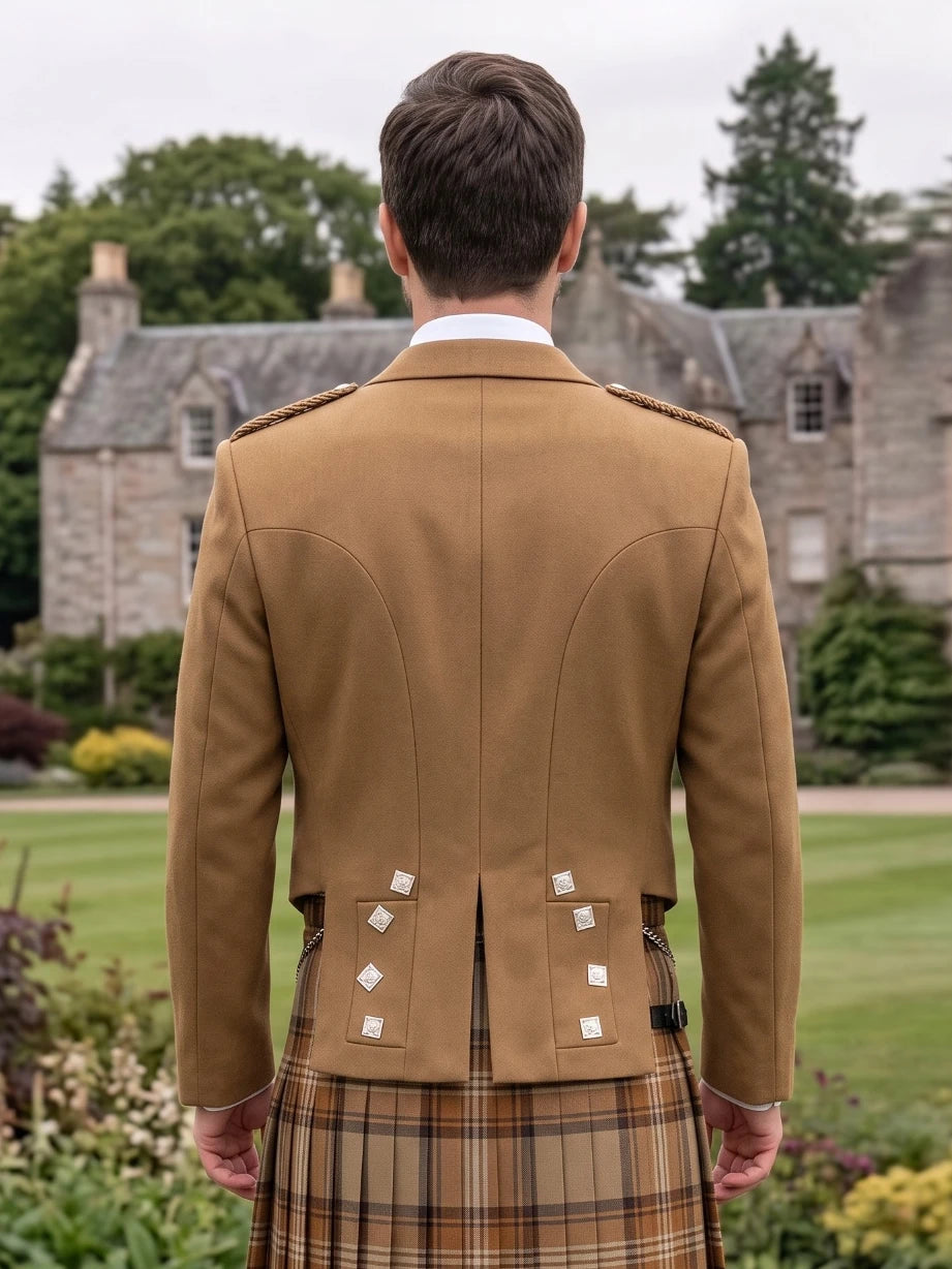 Giacca Kilt Prince Charlie Color Tan con Revers in Raso e Bottoni Quadrati Argento