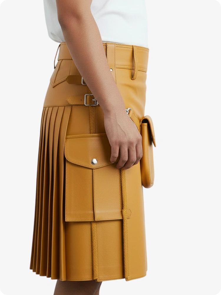 Kilt in pelle pieghettato giallo senape con passanti cintura e cinghie laterali