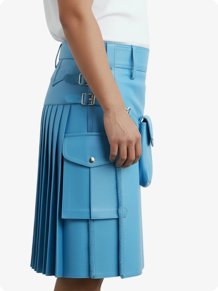 Kilt in pelle pieghettato blu cielo con passanti cintura e cinghie laterali