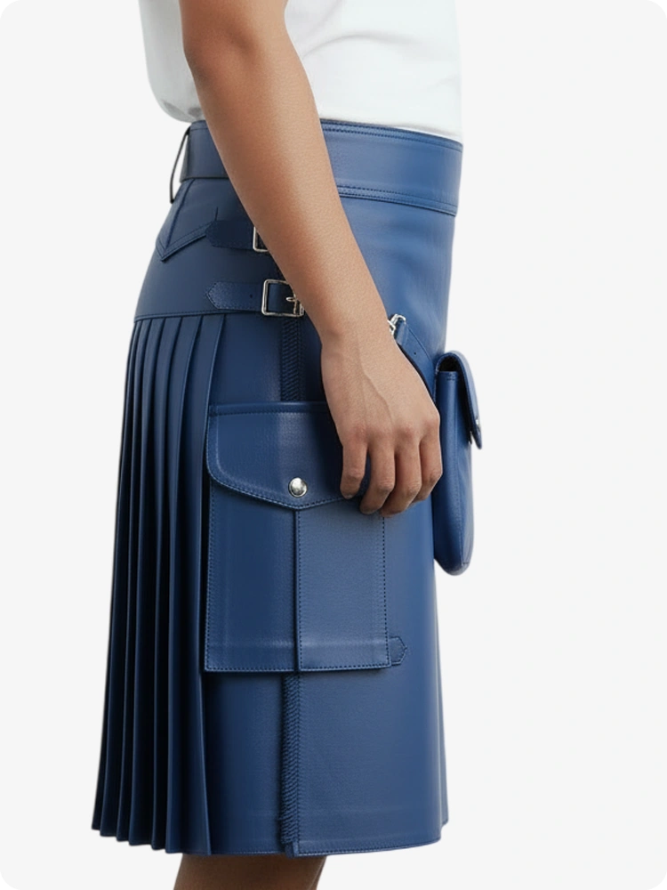 Kilt in pelle pieghettato blu standard con passanti cintura e cinghie laterali