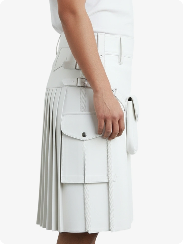 Kilt in pelle pieghettato bianco con passanti cintura e cinghie laterali