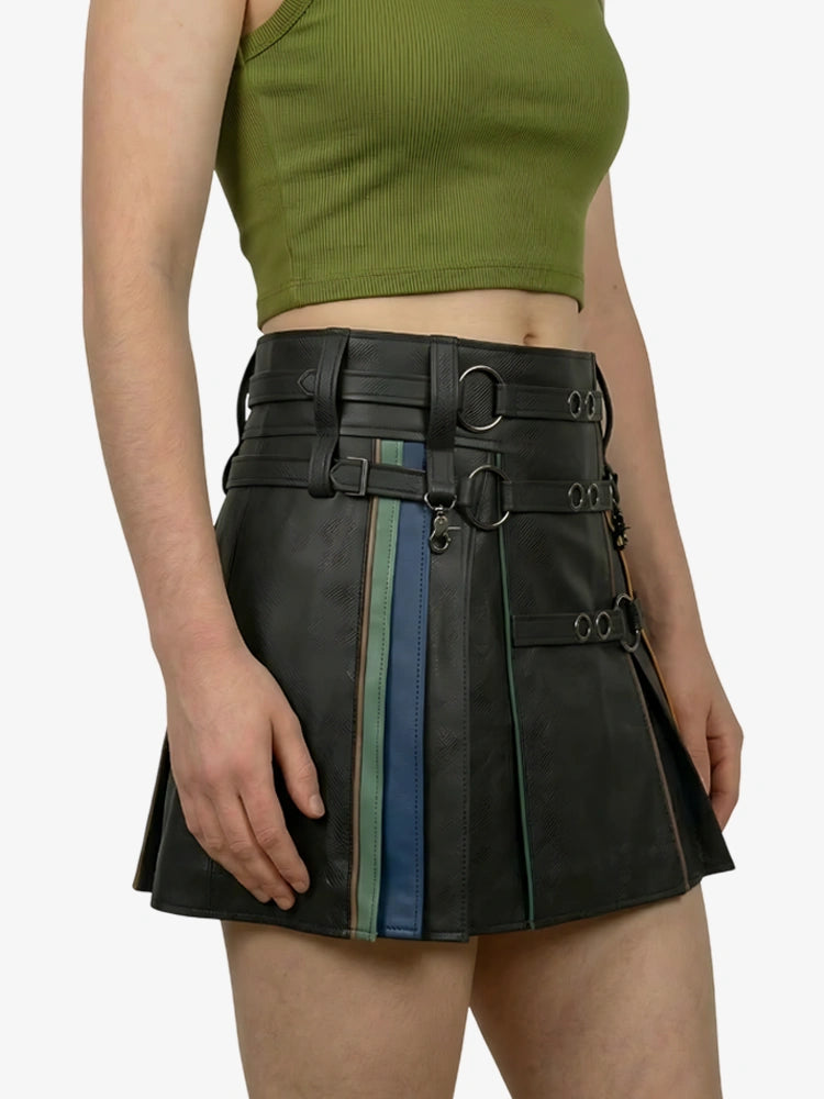 Kilt in pelle arcobaleno da donna con cinghie ad anello